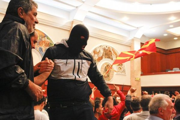 Makedonya'da maskeli bir grup milletvekillerini  rehin aldı yaralılar var