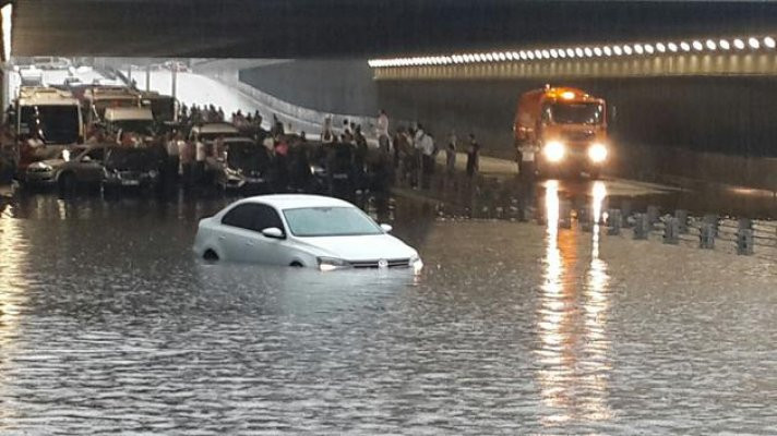 Ankara'da şiddetli sağanak yağış hayatı felç etti video izle