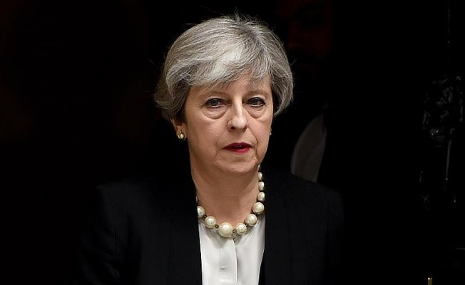 İngiltere Başbakanı'na "yalancı" diyen şarkı iTunes'da liste başı