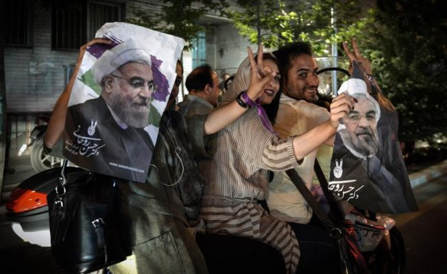 İran'da Ruhani taraftarları sevinç gösterileri düzenledi