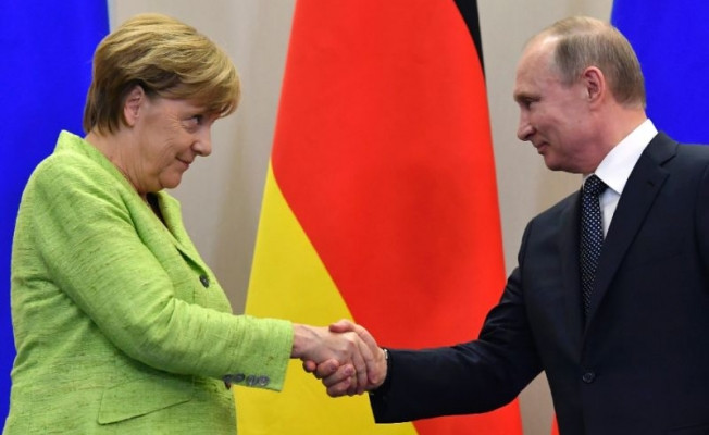 Putin ve Merkel Rusya'da bir araya geldi