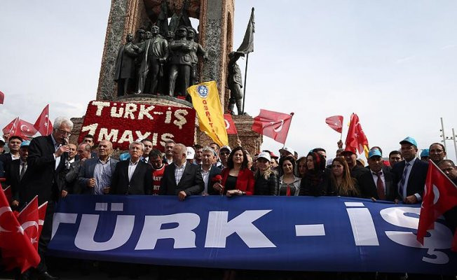 Türk-İş'ten Taksim Meydanı'ndaki Cumhuriyet Anıtı'na çelenk
