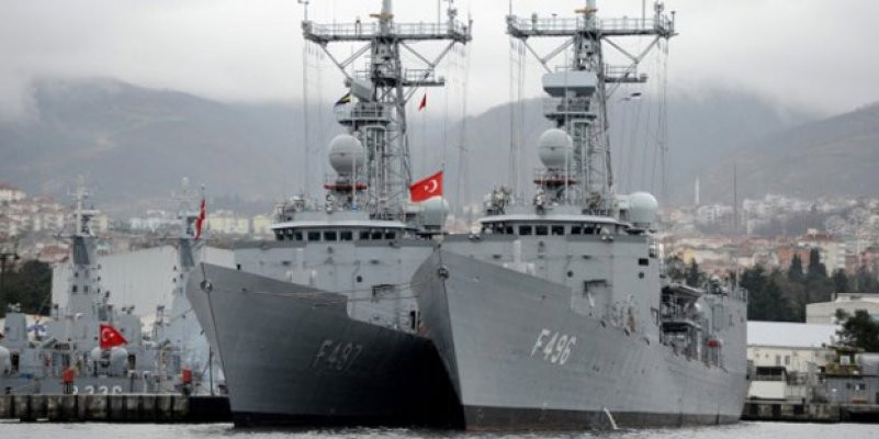 Türk savaş gemileri iskeleye yanaştı