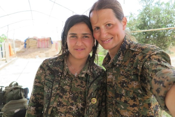 YPG'ye katılan Kanadalı manken Kobani'de ortaya çıktı