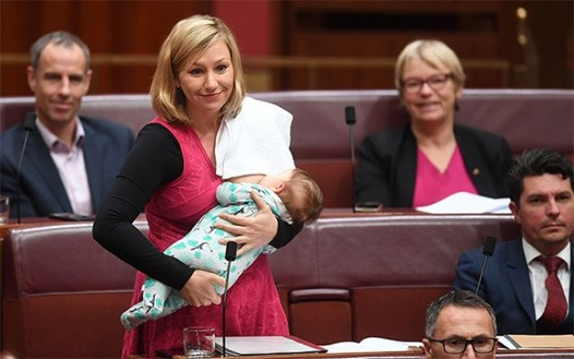 Avustralyalı senatör bebeğini emzirirken önerge verdi!