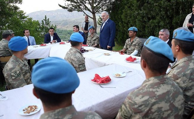 Başbakan Yıldırım komando timini ziyaret etti