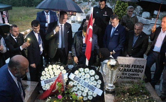 Beşiktaş Kulübü Şampiyonluk kupasını şehidin mezarına götürdüler