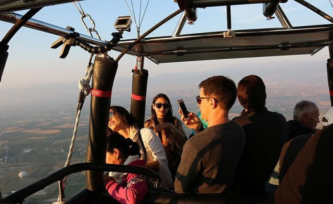 'Beyaz cennet' Pamukkale'yi balonla seyir keyfi