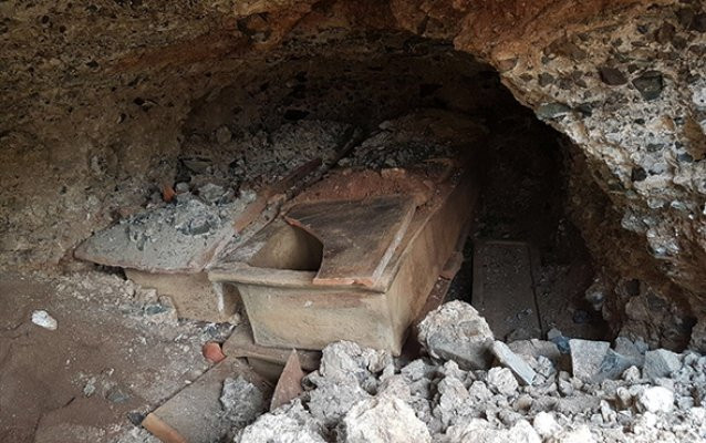 Cami inşaatı temeli kazarken lahit ve küp buldular