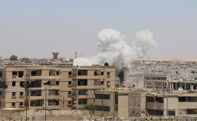 Esed güçleri Dera'yı bombalamaya devam ediyor