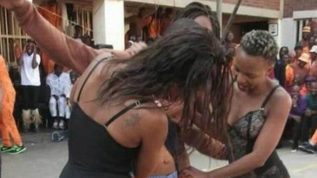Güney Afrikalı mahkumlara 'striptizli eğlence' soruşturmalık oldu