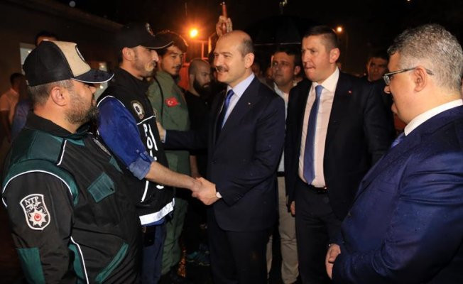 İçişleri Bakanı Soylu'dan uygulama yapan polislere ziyaret