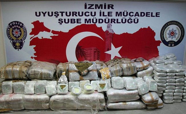 İzmir'de uyuşturucu satıcılarına 'şafak' operasyonu düzenlendi