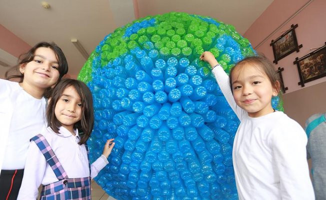 Minik eller 5 bin pet şişeden 'Dünya' yaptı