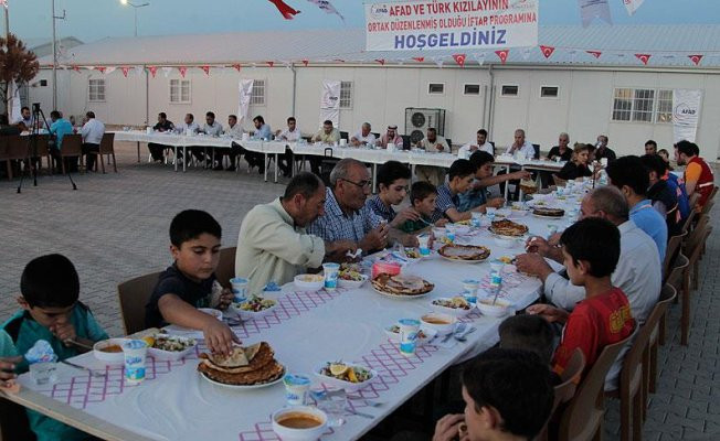 Protokole Suriyelileri oturtup 25 bin kişiye iftar verdiler