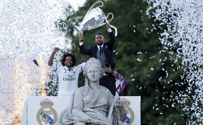 Real Madrid şampiyonluğu taraftarlarıyla kutladı video izle