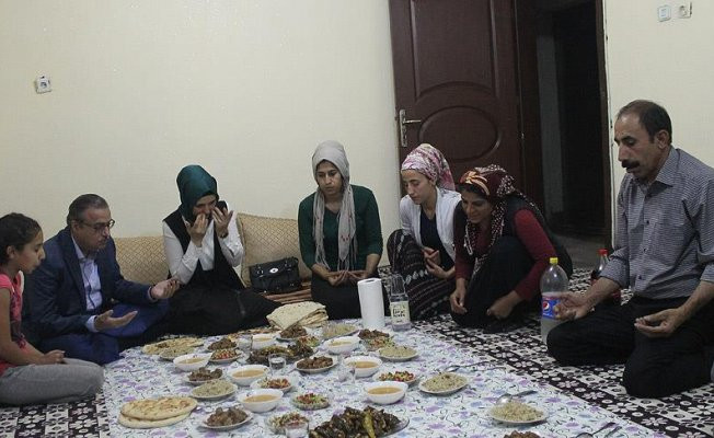 Şırnak Valisi Su, vatandaşın evinde iftar açtı