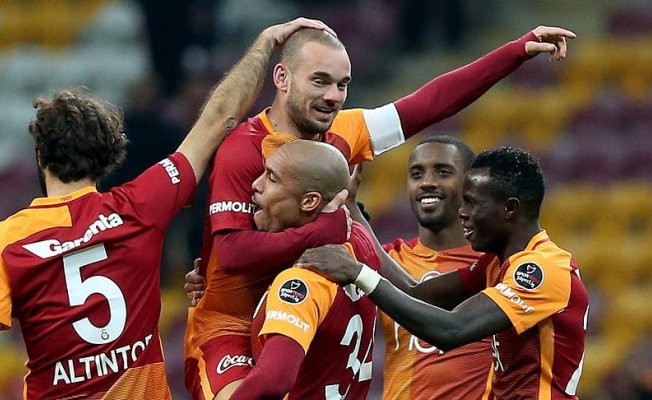 Sneijder, Van der Sar'ı yakaladı