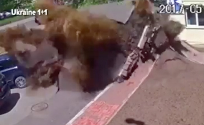 Ukrayna'da su borusu bomba gibi patladı! Mahalleyi savaş alanına çevirdi video izle