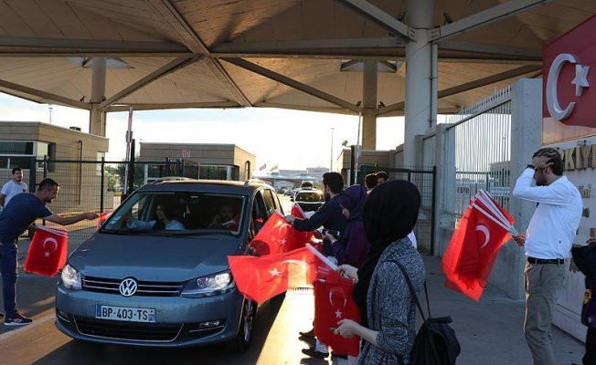 Avrupa'da yaşayan Türk vatandaşlarına bayraklı karşılama