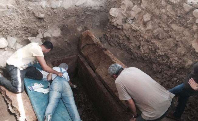 Edremit’te 2 bin 500 yıllık mezar açıldı