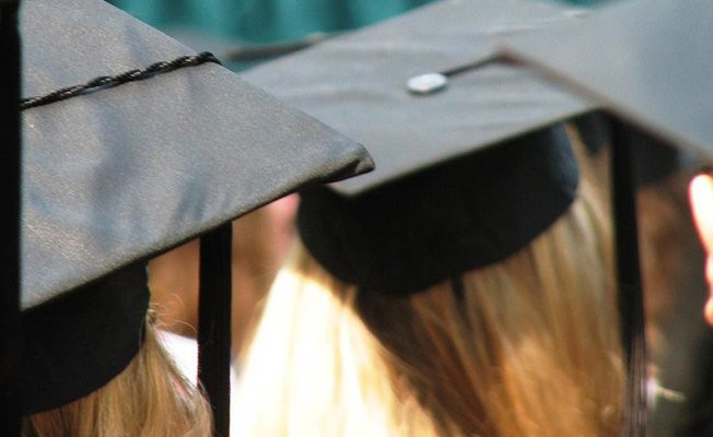 Hollanda'da diploma töreninde başörtüsü yasağı