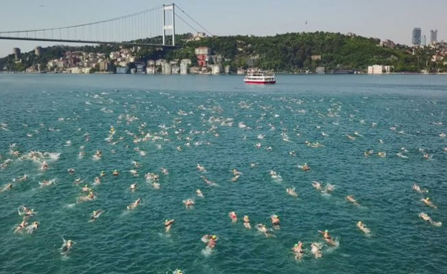 İstanbul Boğazı'nda 2 bini aşkın yüzücü aynı anda...
