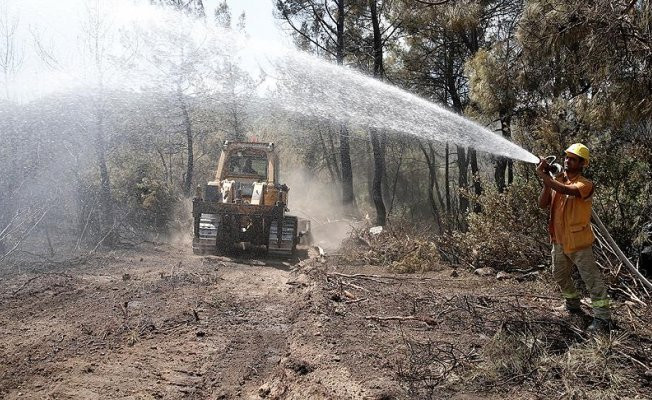 İzmir'deki orman yangınında soğutma çalışmaları devam ediyor