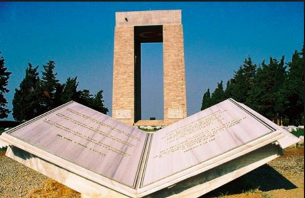 21 Ağustos 1960 : Çanakkale Şehitleri Anıtı açıldı