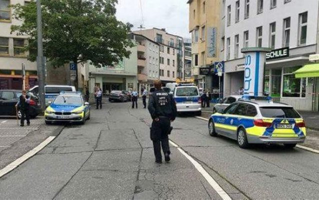 Almanya'da bıçaklı terör saldırısı paniği: Ölü ve yaralılar var!