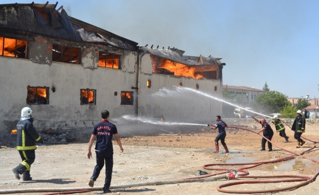Ambalaj fabrikası alev alev yandı