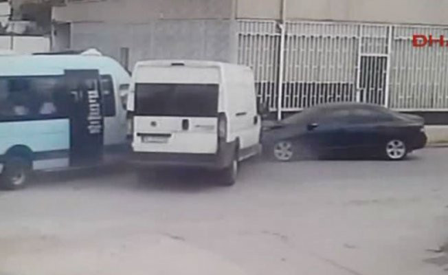 Ataşehir'de minibüslerin çarpıştığı kaza anı kamerada