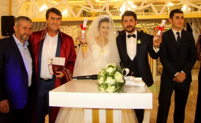 Belediye başkanı nikahını kıydığı çifte ev tapusu verdi
