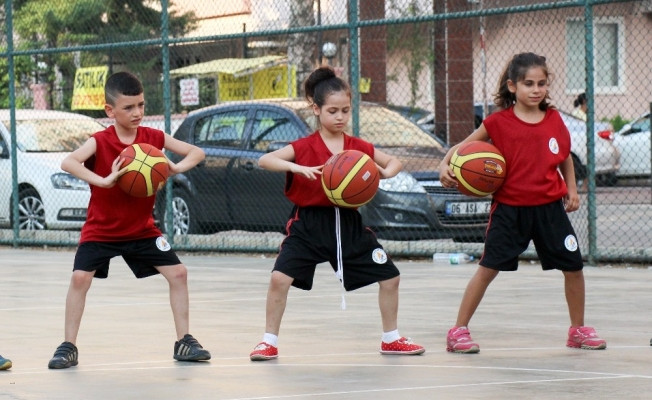Bin 6 çocuk basketbol eğitimi alıyor