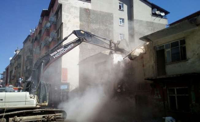 Bingöl’de, metruk yapı ekipler tarafından yıkıldı