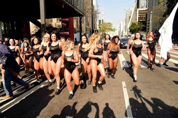 Brezilya'da 'Miss BumBum' yarışmacısı kızlar sokakları fethetti