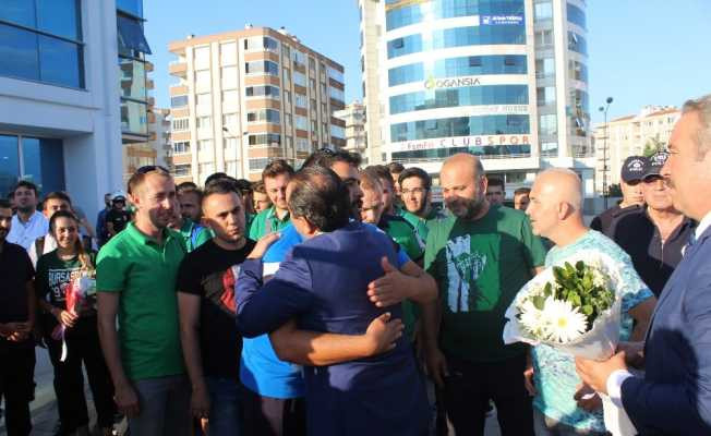 Bursaspor taraftarları ve Suriyeliler Emniyet Müdürünü Adana’ya uğurladı