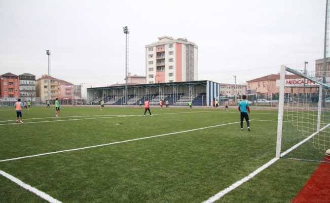 Büyükşehir belediyesi futbol sahalarına bakım çalışması başlattı