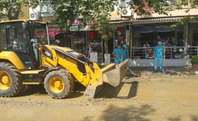 Çamura bulanan cadde ve sokakları Süleymanpaşa Belediyesi temizledi