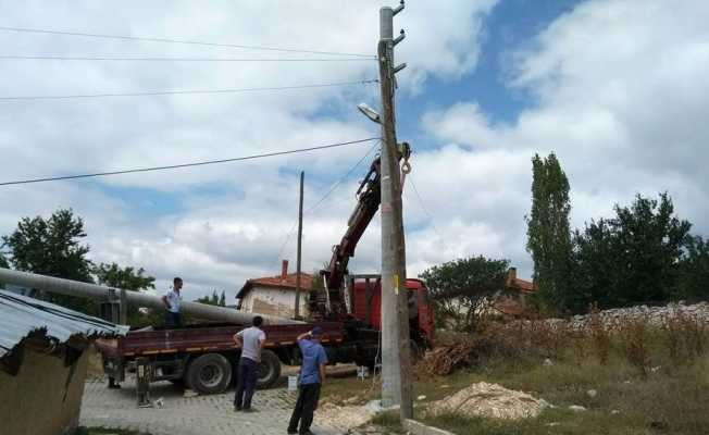 Emet Yeniceköy’de elektrik direkleri ve hatlar yenileniyor