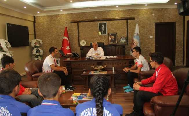 Genç sporcular Başkan Karayol’u ziyaret etti