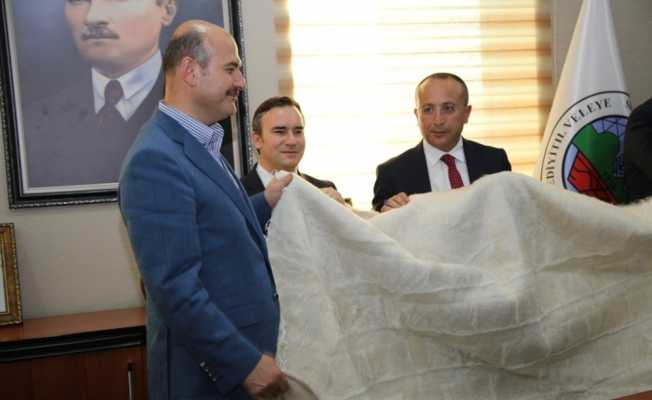 İçişleri Bakanı Soylu’ya tiftik battaniyesi armağan edildi