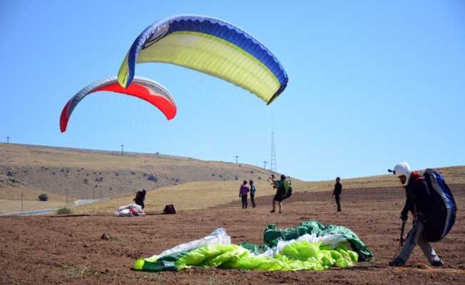 İranlı paraşütçüler, Nemrut Dağı semalarında yamaç paraşütü uçuşu yaptı
