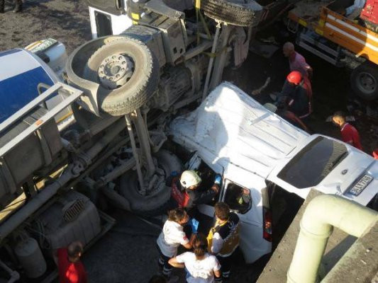 Kadıköy'de beton mikseri aracın üstüne uçtu