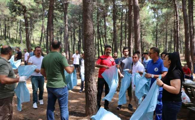 Kartal Belediyesi dernek üyeleri ile birlikte Aydos Ormanı’nı temizledi