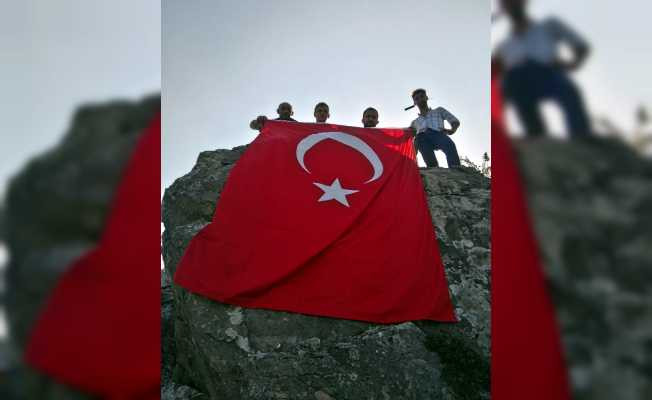 Kastamonulu gençler, Şehit Eren Bülbül’ü zirveye bayrak dikerek andı