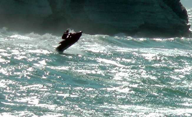 Kayalıklarda mahsur kalan genç, jet ski ile kurtarıldı
