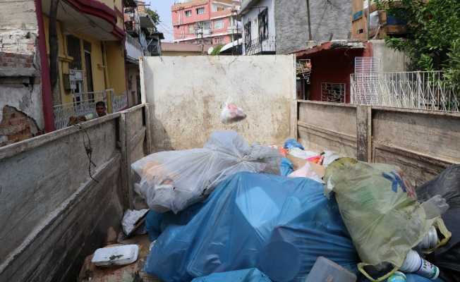 Adana’da evden bir kamyon çöp çıktı