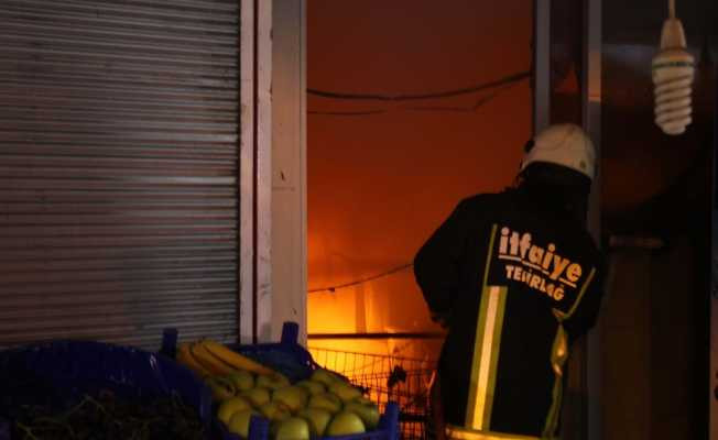 Alevler içinde yanan marketin sahipleri itfaiye erlerine saldırdı