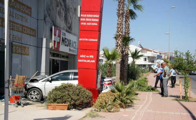 Antalya’da otomobil sağlık merkezine girdi